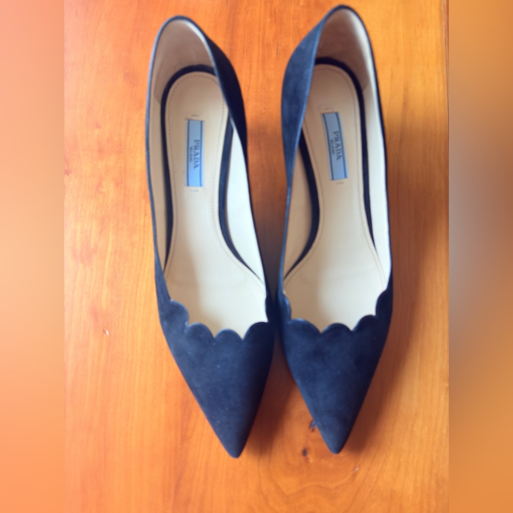 Prada Black Suede Scalloped Kitten Heel Pointed Toe Pumps 37.5 EUC Shoes 7.5